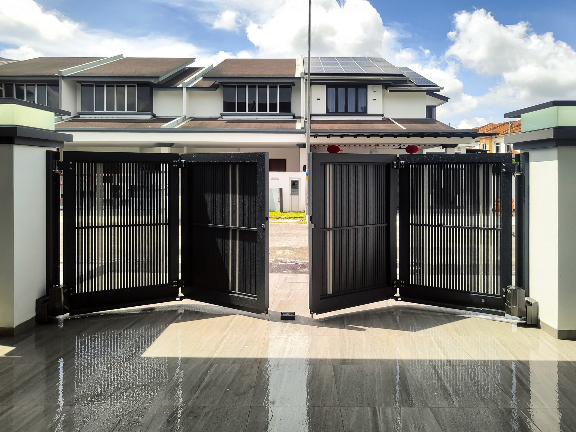 Trackless folding gate Trackless autogate Folding gate Malaysia Aluminium gate Malaysia Delux autogate Unigate Autogate Malaysia Unigate Malaysia Trackless gate Malaysia Aluminium gate supplier Malaysia Aluminium auto gate Autogate price Autogate system price Trackless autogate malaysia price Autogate malaysia price Aluminium gate suppliers xe1