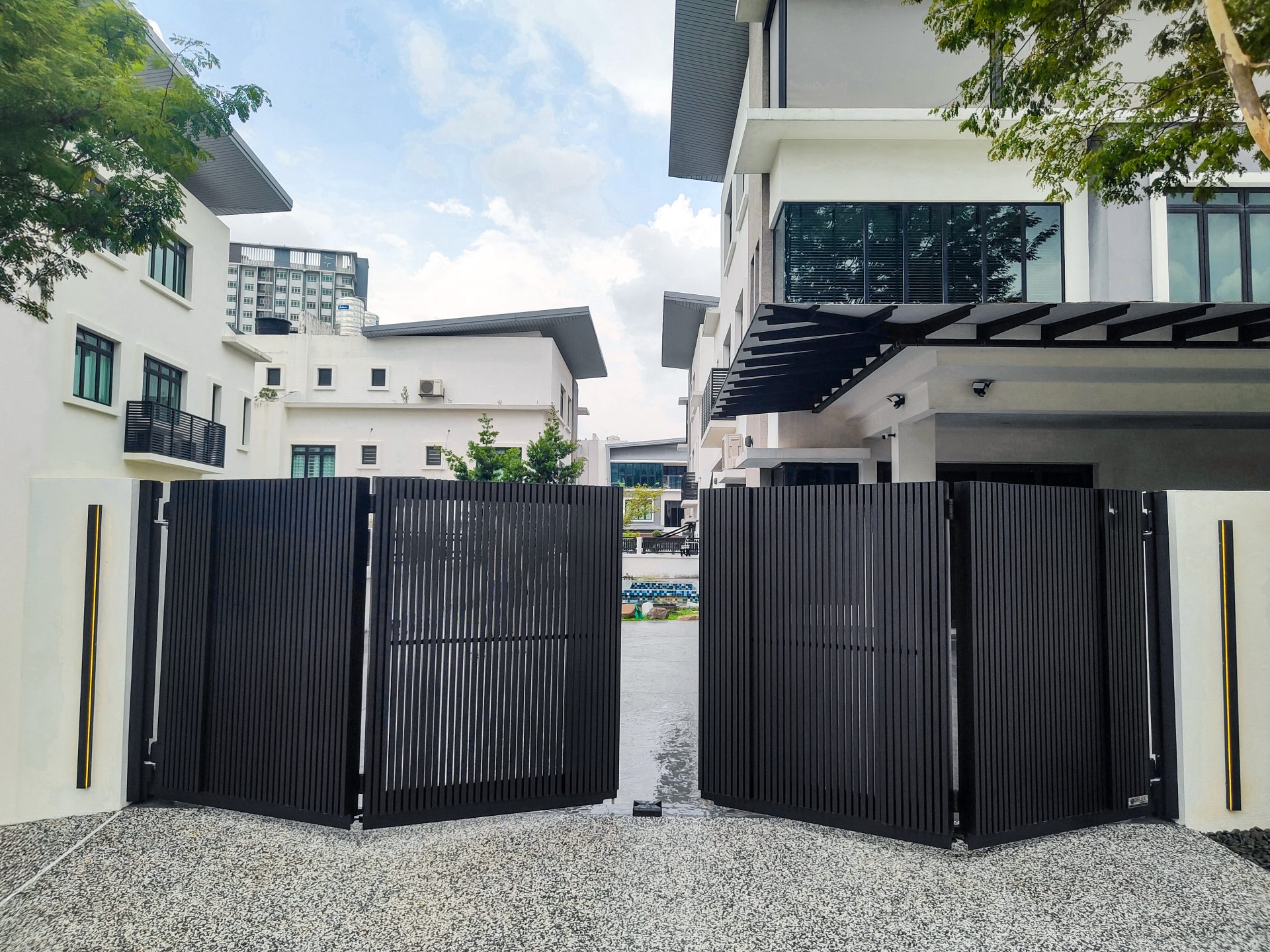 Trackless folding gate Trackless autogate Folding gate Malaysia Aluminium gate Malaysia Delux autogate Unigate Autogate Malaysia Unigate Malaysia Trackless gate Malaysia Aluminium gate supplier Malaysia Aluminium auto gate Autogate price Autogate system price Trackless autogate malaysia price Autogate malaysia price Aluminium gate suppliers X21