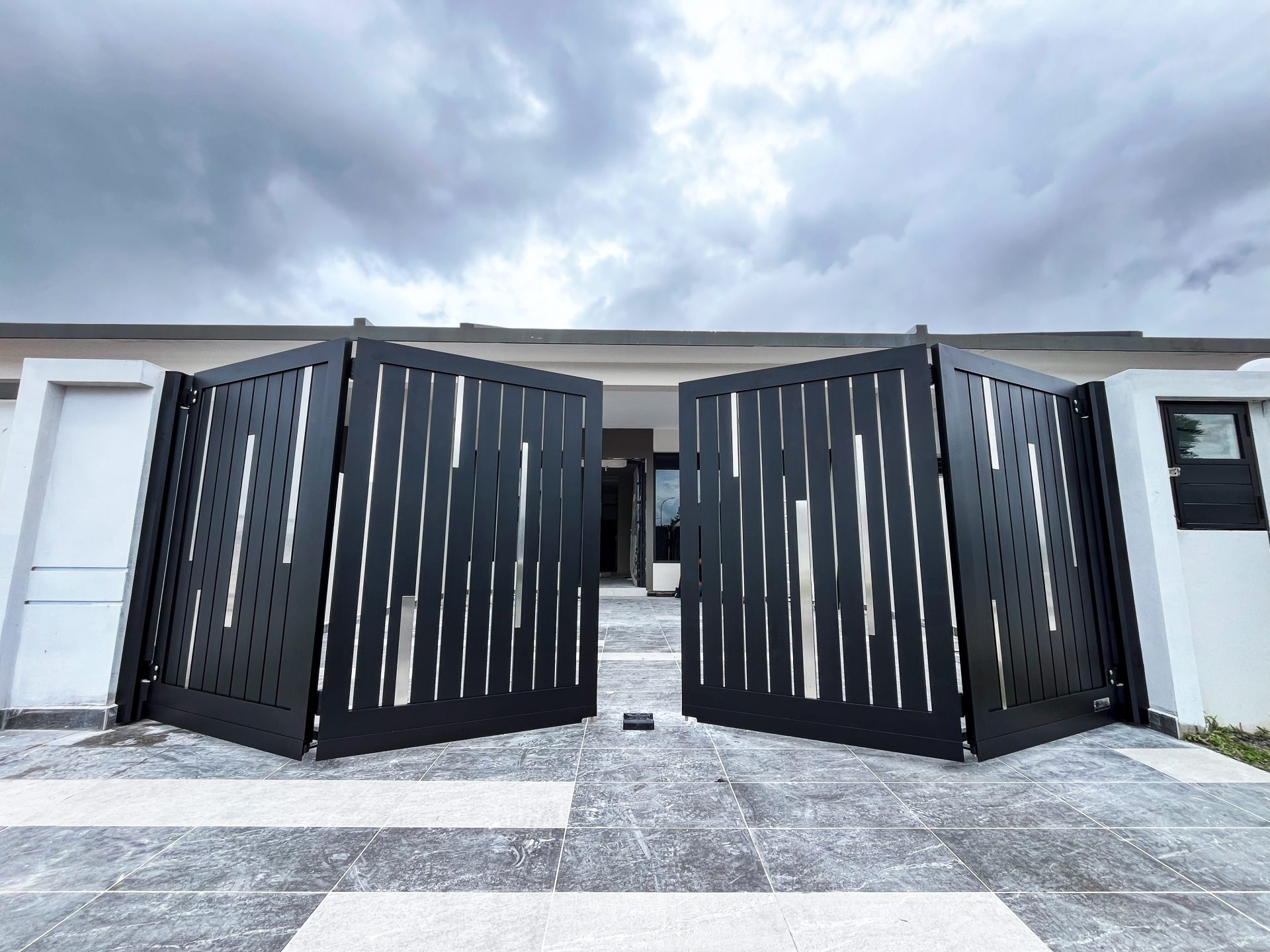 Trackless folding gate Trackless autogate Folding gate Malaysia Aluminium gate Malaysia Delux autogate Unigate Autogate Malaysia Unigate Malaysia Trackless gate Malaysia Aluminium gate supplier Malaysia Aluminium auto gate Autogate price Autogate system price Trackless autogate malaysia price Autogate malaysia price Aluminium gate suppliers x-line 1