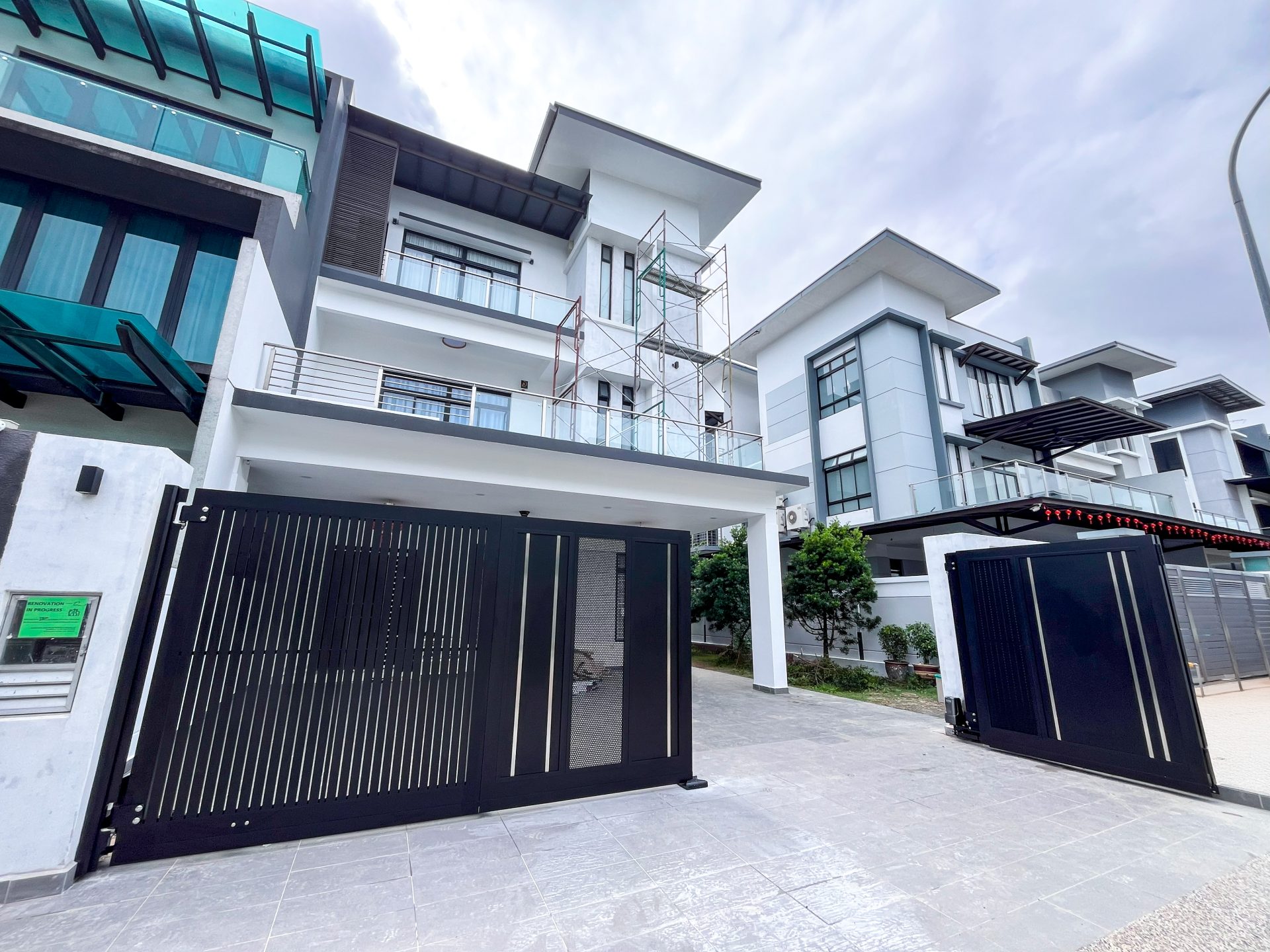 Trackless folding gate Trackless autogate Folding gate Malaysia Aluminium gate Malaysia Delux autogate Unigate Autogate Malaysia Unigate Malaysia Trackless gate Malaysia Aluminium gate supplier Malaysia Aluminium auto gate Autogate price Autogate system price Trackless autogate malaysia price Autogate malaysia price Aluminium gate suppliers stripe 1