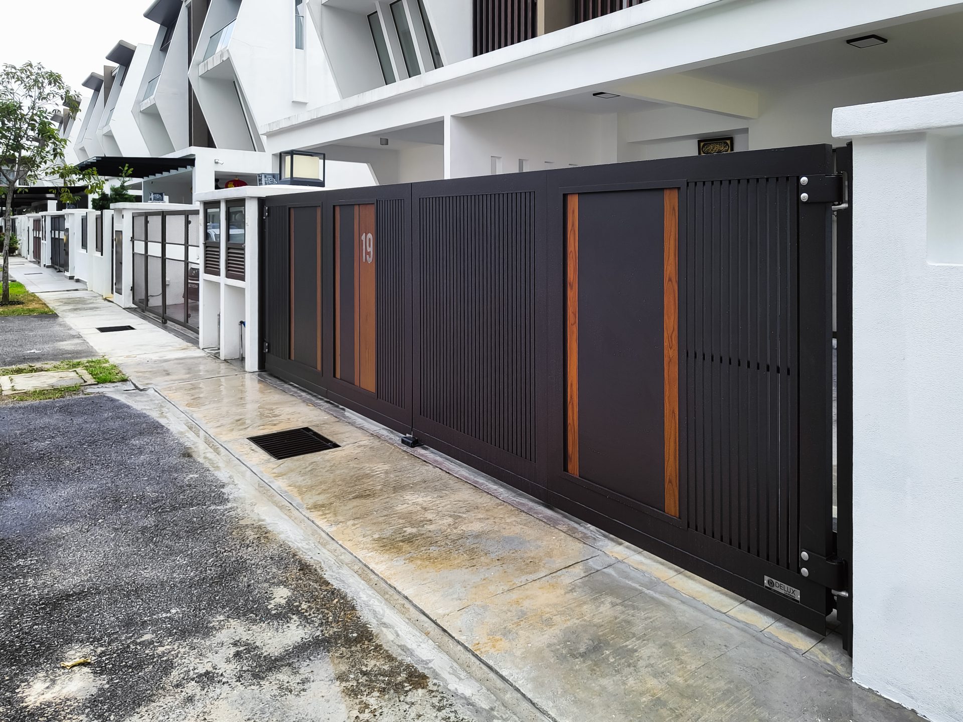 Trackless folding gate Trackless autogate Folding gate Malaysia Aluminium gate Malaysia Delux autogate Unigate Autogate Malaysia Unigate Malaysia Trackless gate Malaysia Aluminium gate supplier Malaysia Aluminium auto gate Autogate price Autogate system price Trackless autogate malaysia price Autogate malaysia price Aluminium gate suppliers Inline 8