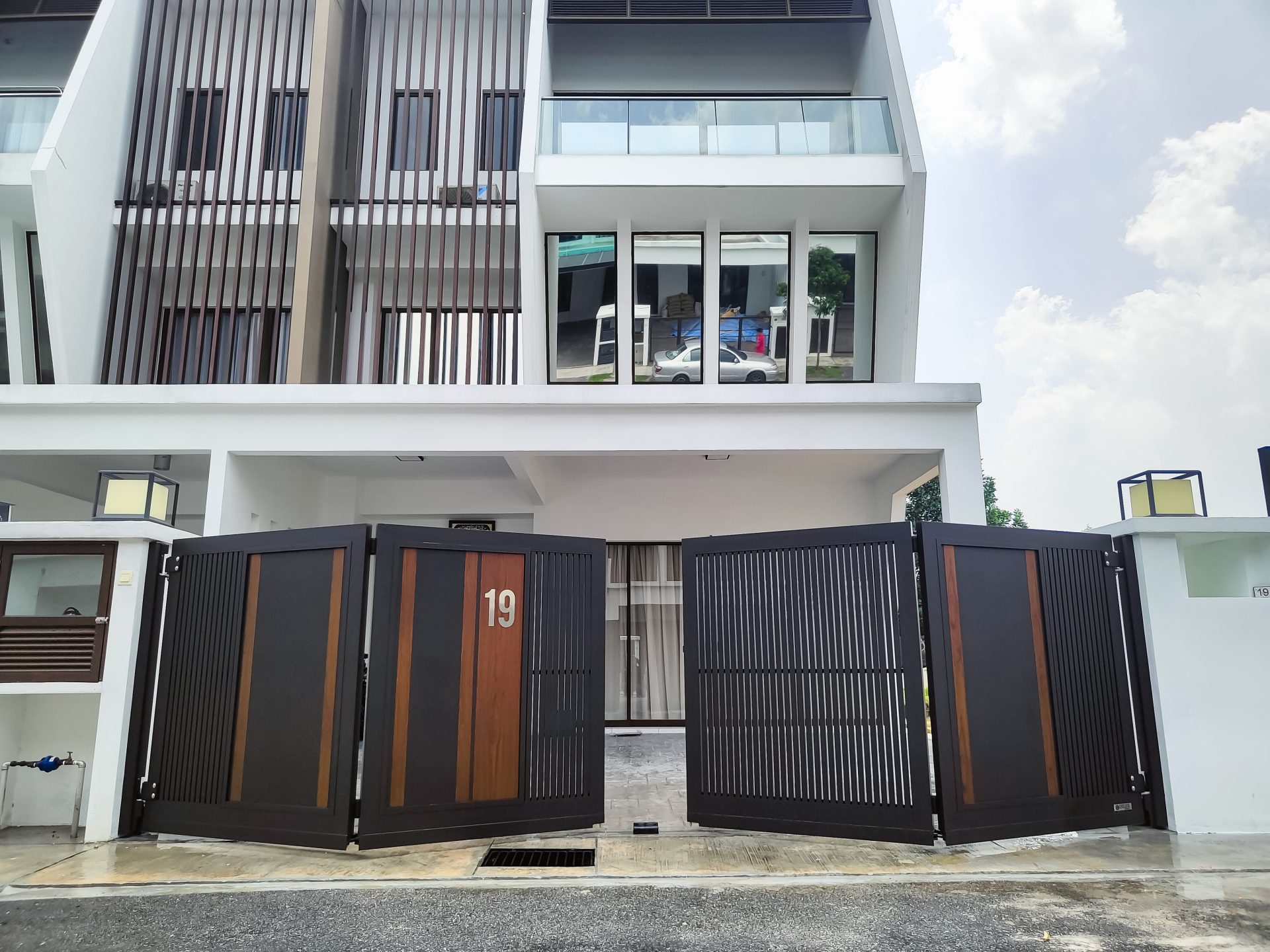 Trackless folding gate Trackless autogate Folding gate Malaysia Aluminium gate Malaysia Delux autogate Unigate Autogate Malaysia Unigate Malaysia Trackless gate Malaysia Aluminium gate supplier Malaysia Aluminium auto gate Autogate price Autogate system price Trackless autogate malaysia price Autogate malaysia price Aluminium gate suppliers Inline 8