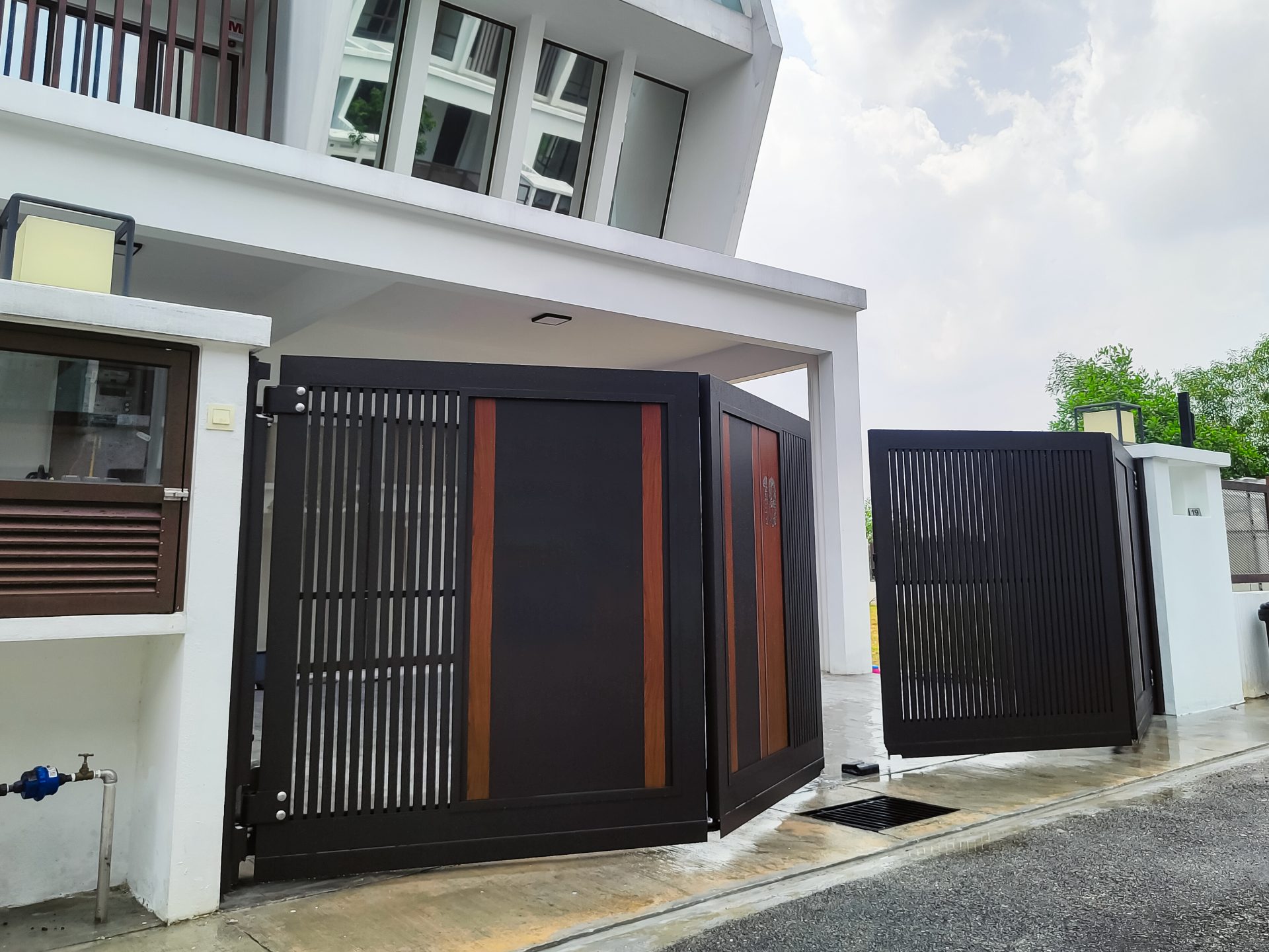 Trackless folding gate Trackless autogate Folding gate Malaysia Aluminium gate Malaysia Delux autogate Unigate Autogate Malaysia Unigate Malaysia Trackless gate Malaysia Aluminium gate supplier Malaysia Aluminium auto gate Autogate price Autogate system price Trackless autogate malaysia price Autogate malaysia price Aluminium gate suppliers Inline 8