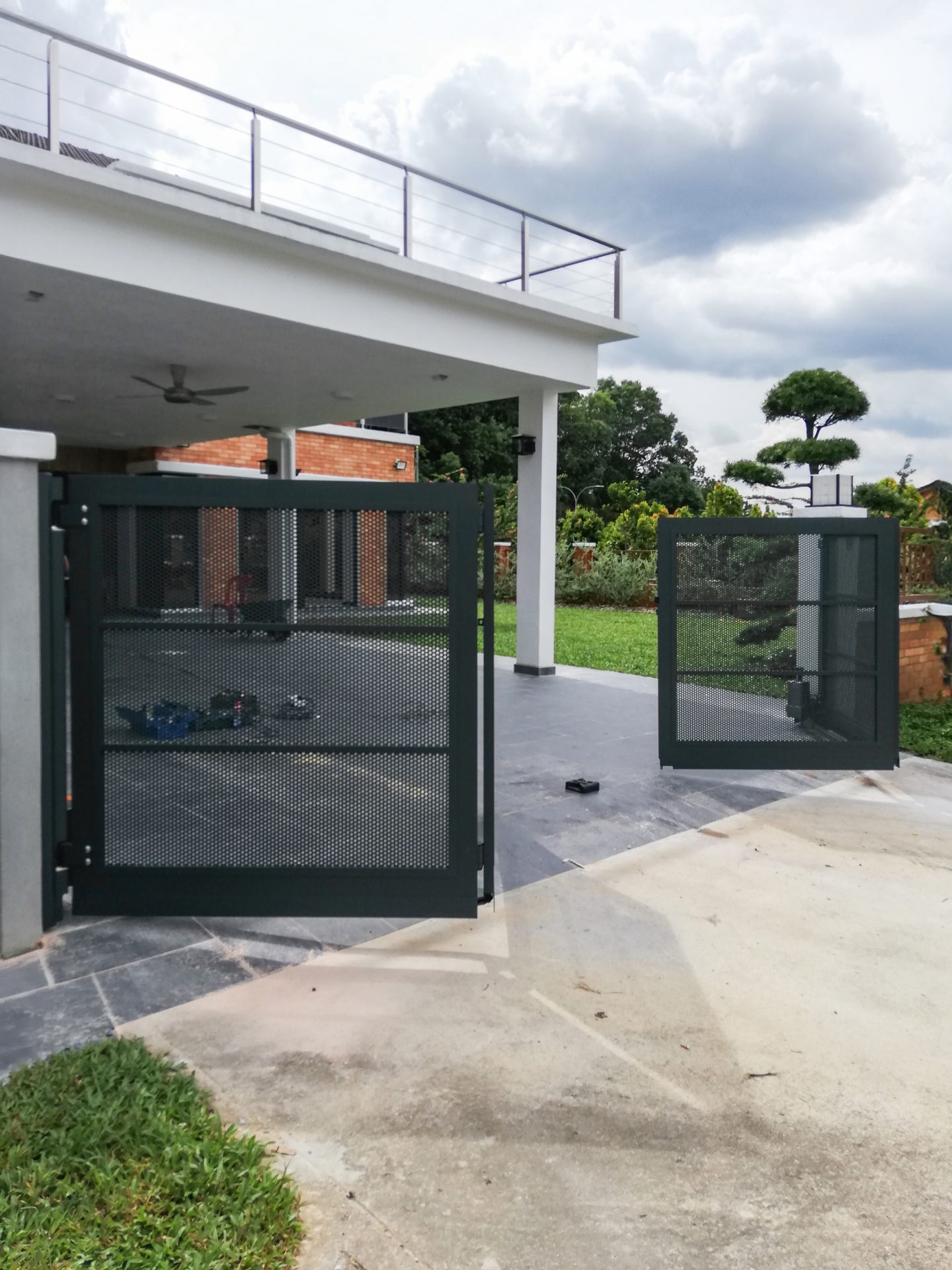 Trackless folding gate Trackless autogate Folding gate Malaysia Aluminium gate Malaysia Delux autogate Unigate Autogate Malaysia Unigate Malaysia Trackless gate Malaysia Aluminium gate supplier Malaysia Aluminium auto gate Autogate price Autogate system price Trackless autogate malaysia price Autogate malaysia price Aluminium gate suppliers x7