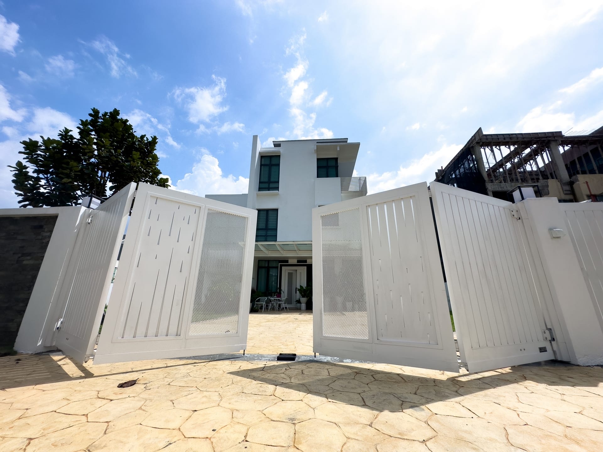 Trackless folding gate Trackless autogate Folding gate Malaysia Aluminium gate Malaysia Delux autogate Unigate Autogate Malaysia Unigate Malaysia Trackless gate Malaysia Aluminium gate supplier Malaysia Aluminium auto gate Autogate price Autogate system price Trackless autogate malaysia price Autogate malaysia price Aluminium gate suppliers showy
