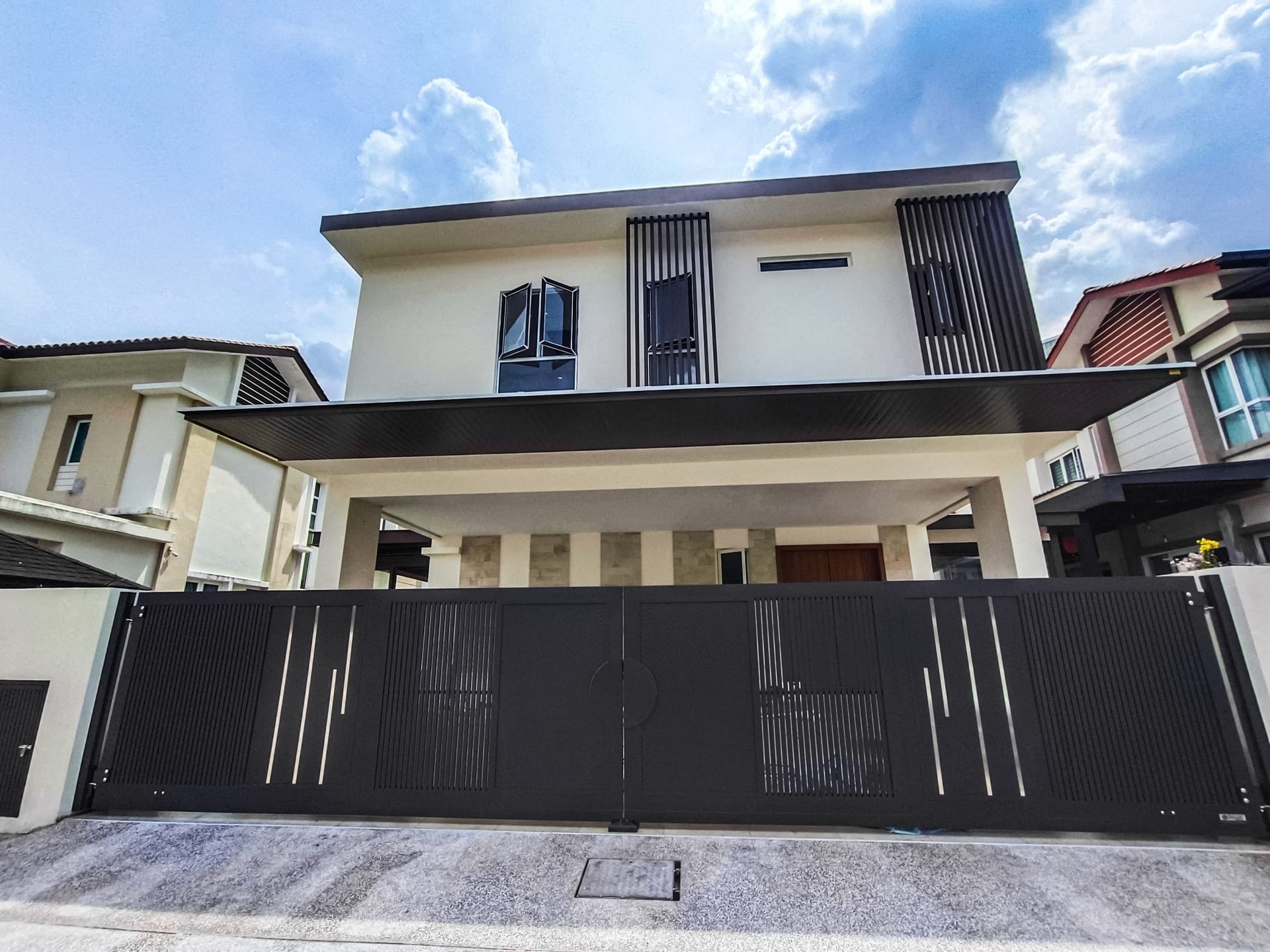 Trackless folding gate Trackless autogate Folding gate Malaysia Aluminium gate Malaysia Delux autogate Unigate Autogate Malaysia Unigate Malaysia Trackless gate Malaysia Aluminium gate supplier Malaysia Aluminium auto gate Autogate price Autogate system price Trackless autogate malaysia price Autogate malaysia price Aluminium gate suppliers grono 2