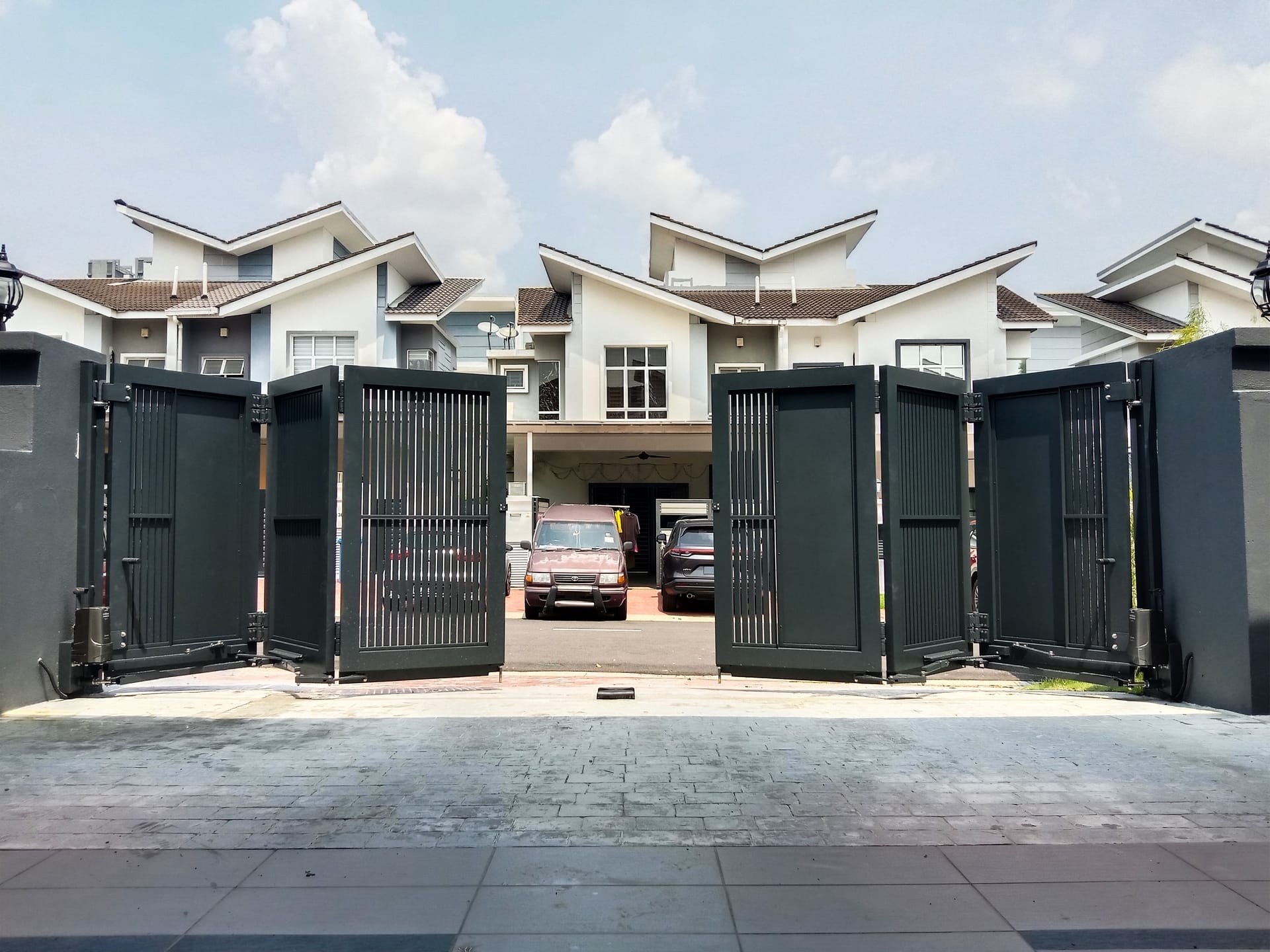 Trackless folding gate Trackless autogate Folding gate Malaysia Aluminium gate Malaysia Delux autogate Unigate Autogate Malaysia Unigate Malaysia Trackless gate Malaysia Aluminium gate supplier Malaysia Aluminium auto gate Autogate price Autogate system price Trackless autogate malaysia price Autogate malaysia price Aluminium gate suppliers inline 2
