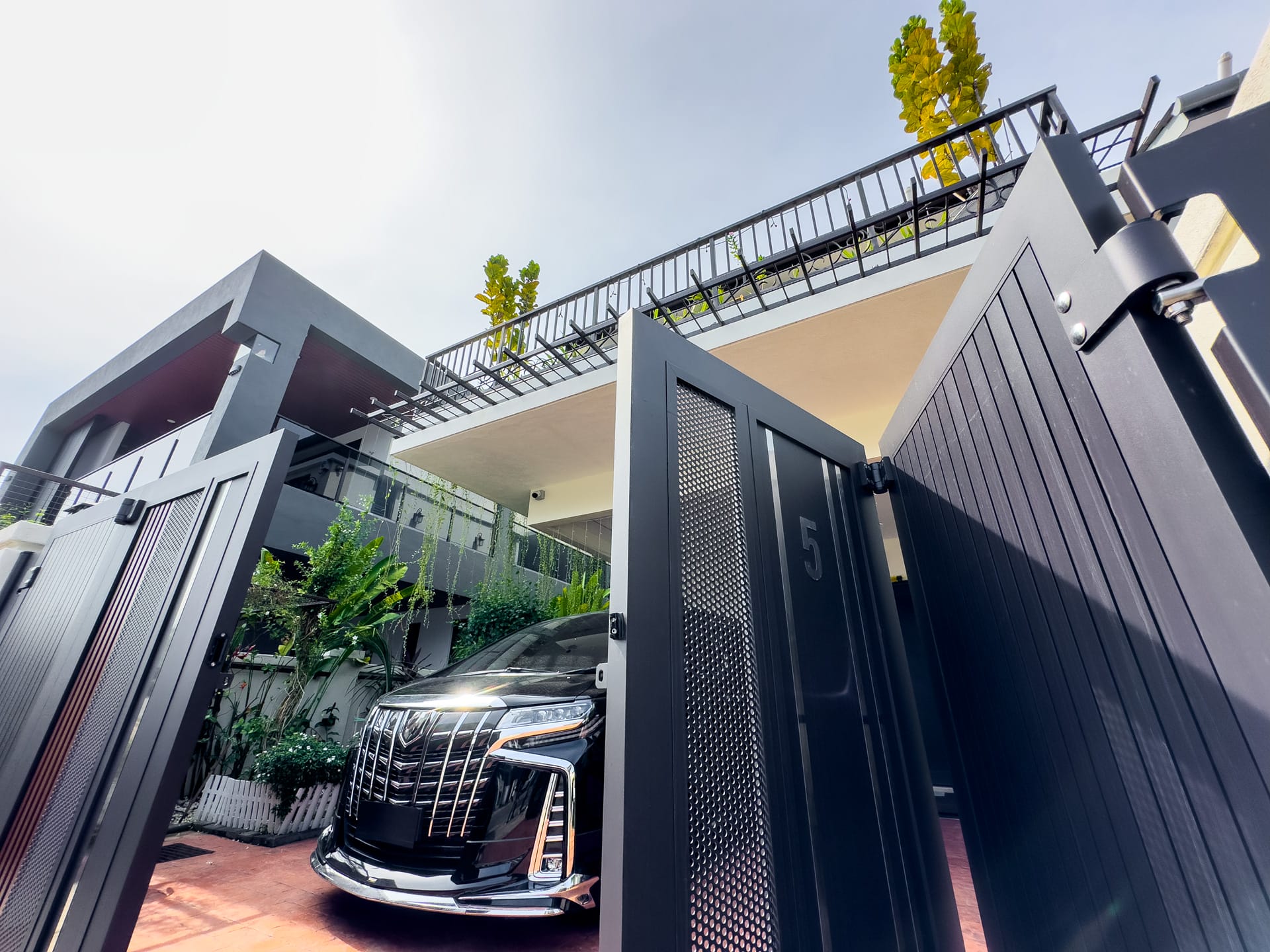 IMG_5467 Trackless folding gate Trackless autogate Folding gate Malaysia Aluminium gate Malaysia Delux autogate Unigate Autogate Malaysia Unigate Malaysia Trackless gate Malaysia Aluminium gate supplier Malaysia Aluminium auto gate Autogate price Autogate system price Trackless autogate malaysia price Autogate malaysia price Aluminium gate suppliers
