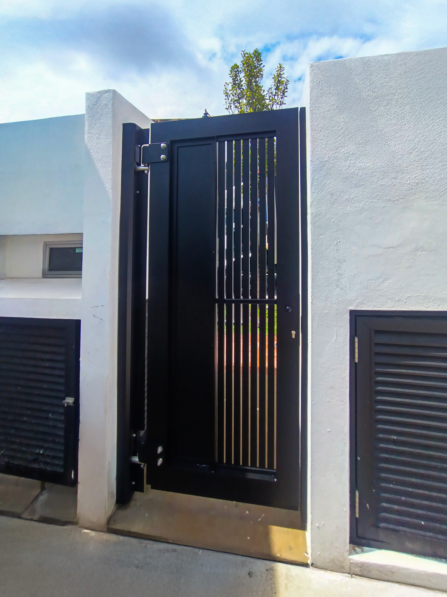 UniGate-Pro-Max_GN104-(Customize)_25ft-9in-x-6ft-11in_Bandar-Kinrara,-Puchong--(25) Trackless folding gate Trackless autogate Folding gate Malaysia Aluminium gate Malaysia Delux autogate Unigate Autogate Malaysia Unigate Malaysia Trackless gate Malaysia Aluminium gate supplier Malaysia Aluminium auto gate Autogate price Autogate system price Trackless autogate malaysia price Autogate malaysia price Aluminium gate suppliers LINO