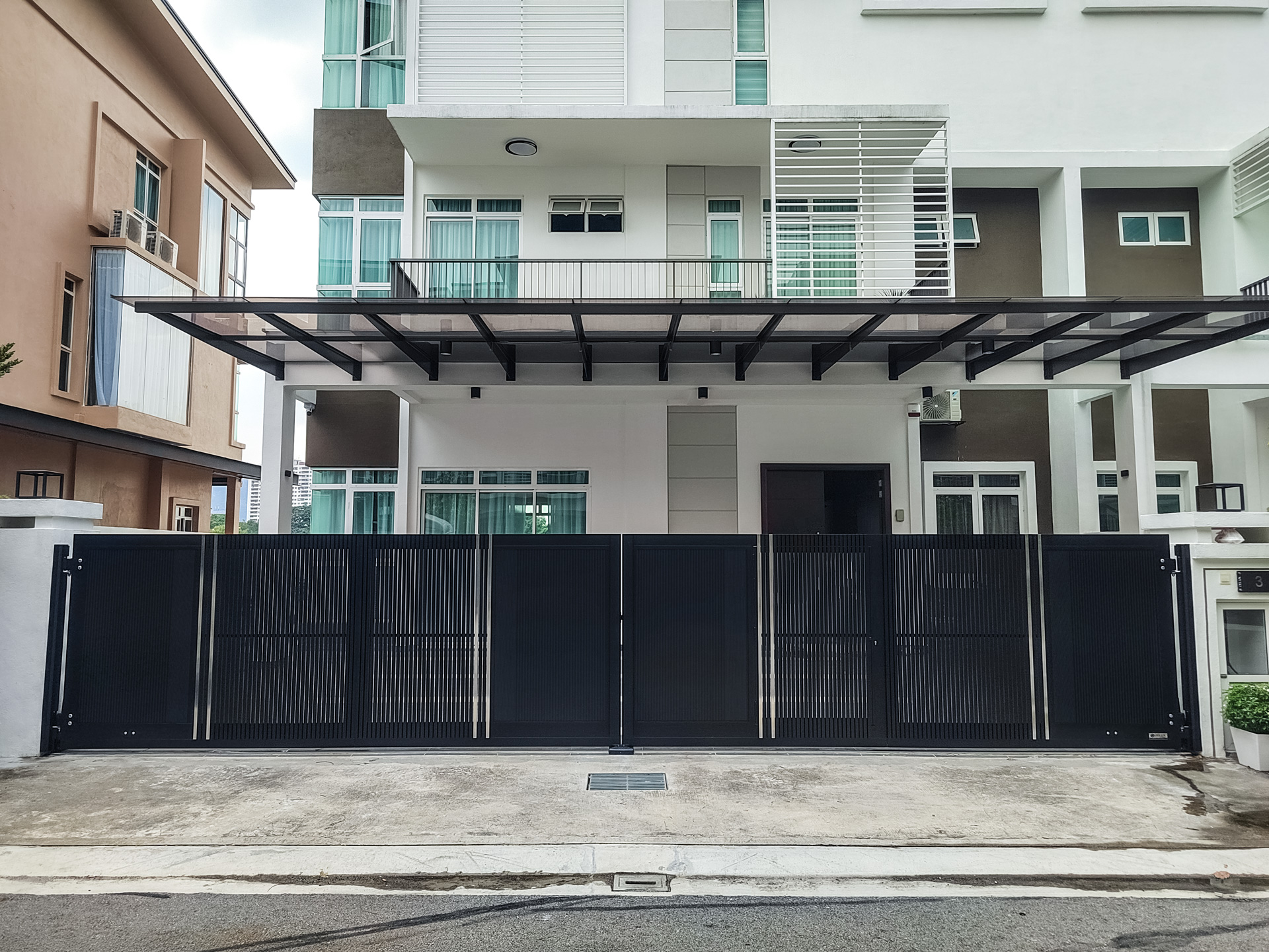 UniGate-Pro-Max_Lino-GN103_28ft-1in-x-6ft_Ampang--(2) Trackless folding gate Trackless autogate Folding gate Malaysia Aluminium gate Malaysia Delux autogate Unigate Autogate Malaysia Unigate Malaysia Trackless gate Malaysia Aluminium gate supplier Malaysia Aluminium auto gate Autogate price Autogate system price Trackless autogate malaysia price Autogate malaysia price Aluminium gate suppliers LINO