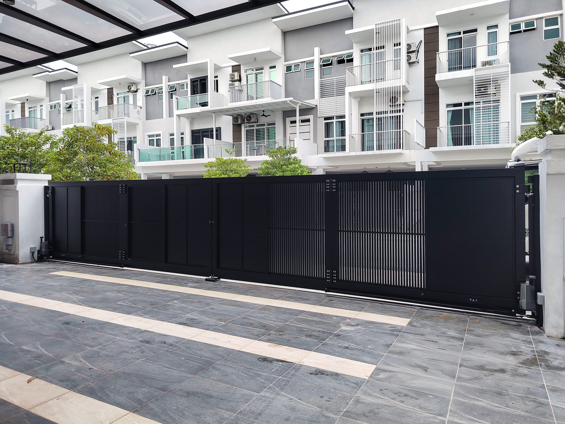 UniGate-Pro-Max_Lino-GN103_28ft-1in-x-6ft_Ampang--(6) Trackless folding gate Trackless autogate Folding gate Malaysia Aluminium gate Malaysia Delux autogate Unigate Autogate Malaysia Unigate Malaysia Trackless gate Malaysia Aluminium gate supplier Malaysia Aluminium auto gate Autogate price Autogate system price Trackless autogate malaysia price Autogate malaysia price Aluminium gate suppliers LINO