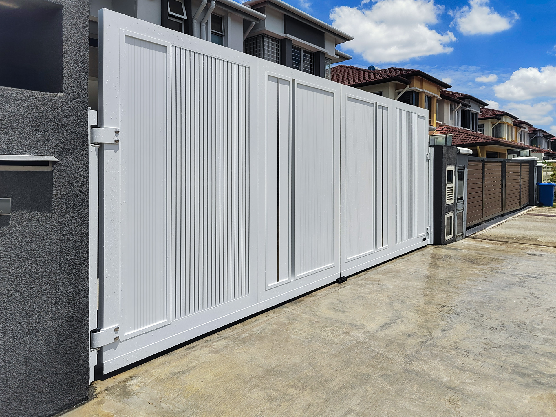 Trackless folding gate Trackless autogate Folding gate Malaysia Aluminium gate Malaysia Delux autogate Unigate Autogate Malaysia Unigate Malaysia Trackless gate Malaysia Aluminium gate supplier Malaysia Aluminium auto gate Autogate price Autogate system price Trackless autogate malaysia price Autogate malaysia price Aluminium gate suppliers LINO