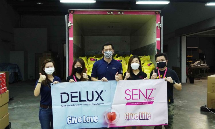 Founder of DELUX Mr Dylan Chui (middle) & Founder of SENZ Ms Katrine Leong (second from left)
DELUX 创始人 Dylan Chui 先生（中）和 SENZ 创始人 Katrine Leong 女士（左二）